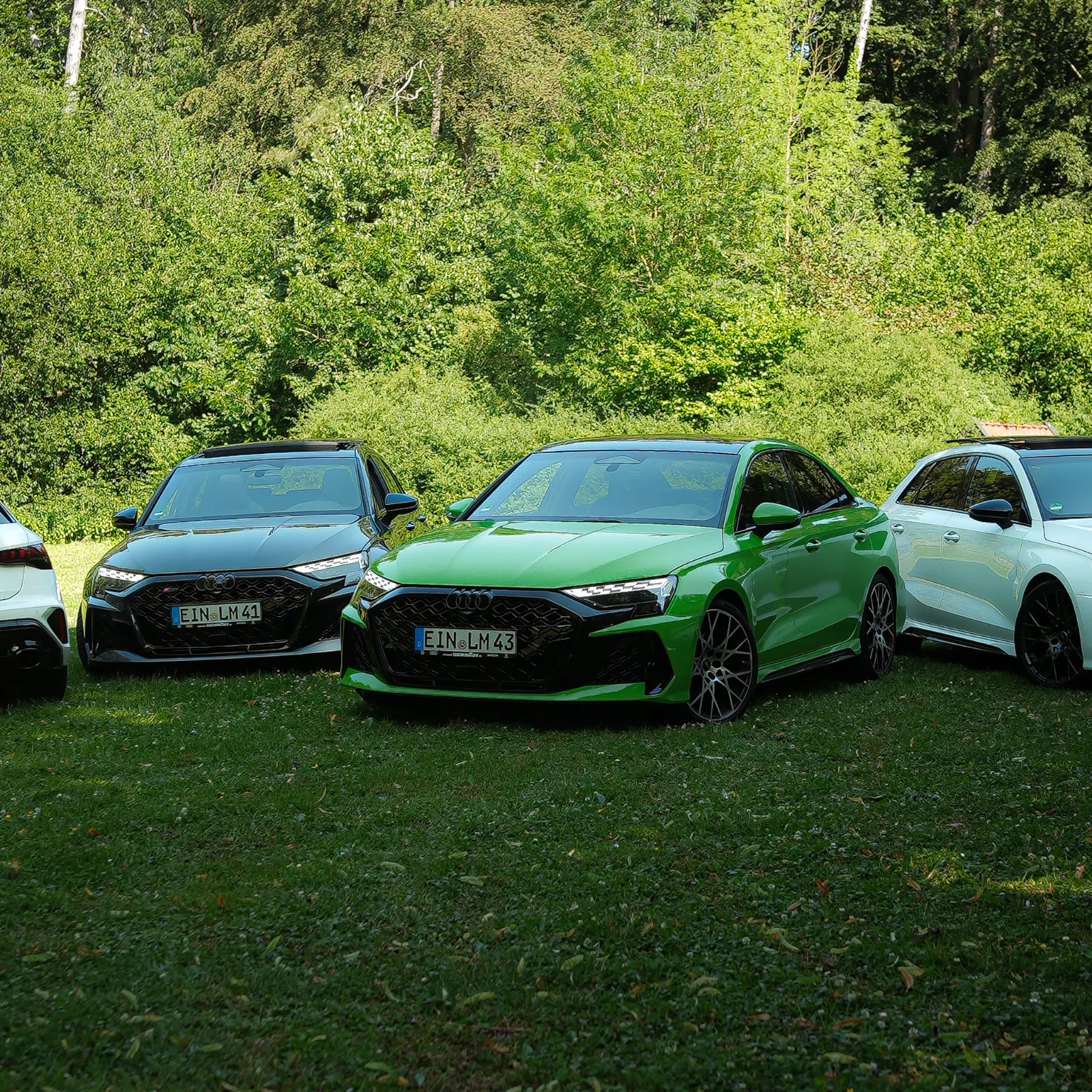 Dunkelgrauer Sportback und grüne RS3 Limousine
