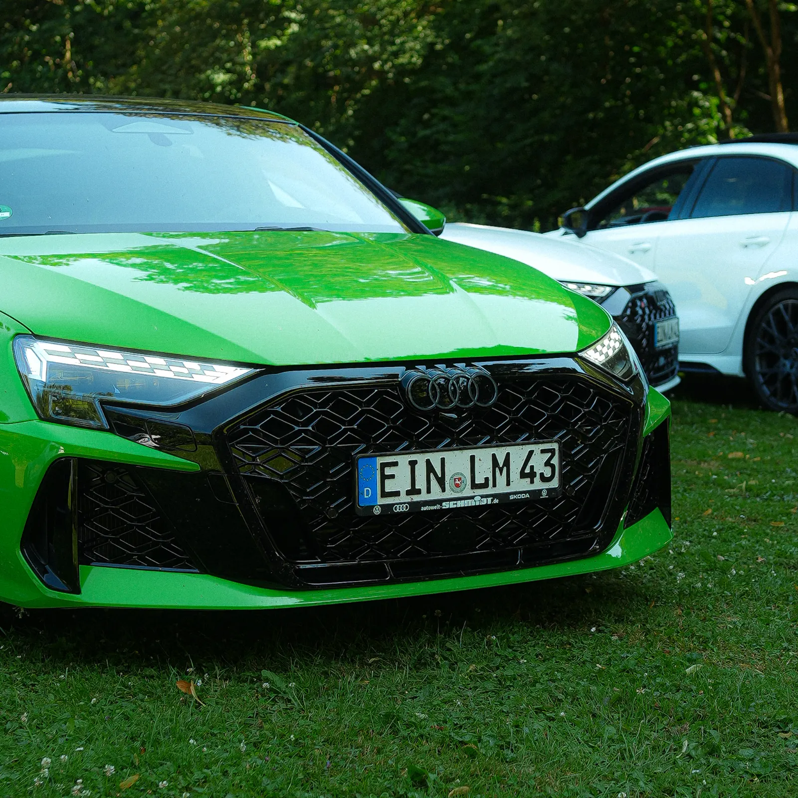Grüne RS3 Limousine von vorn