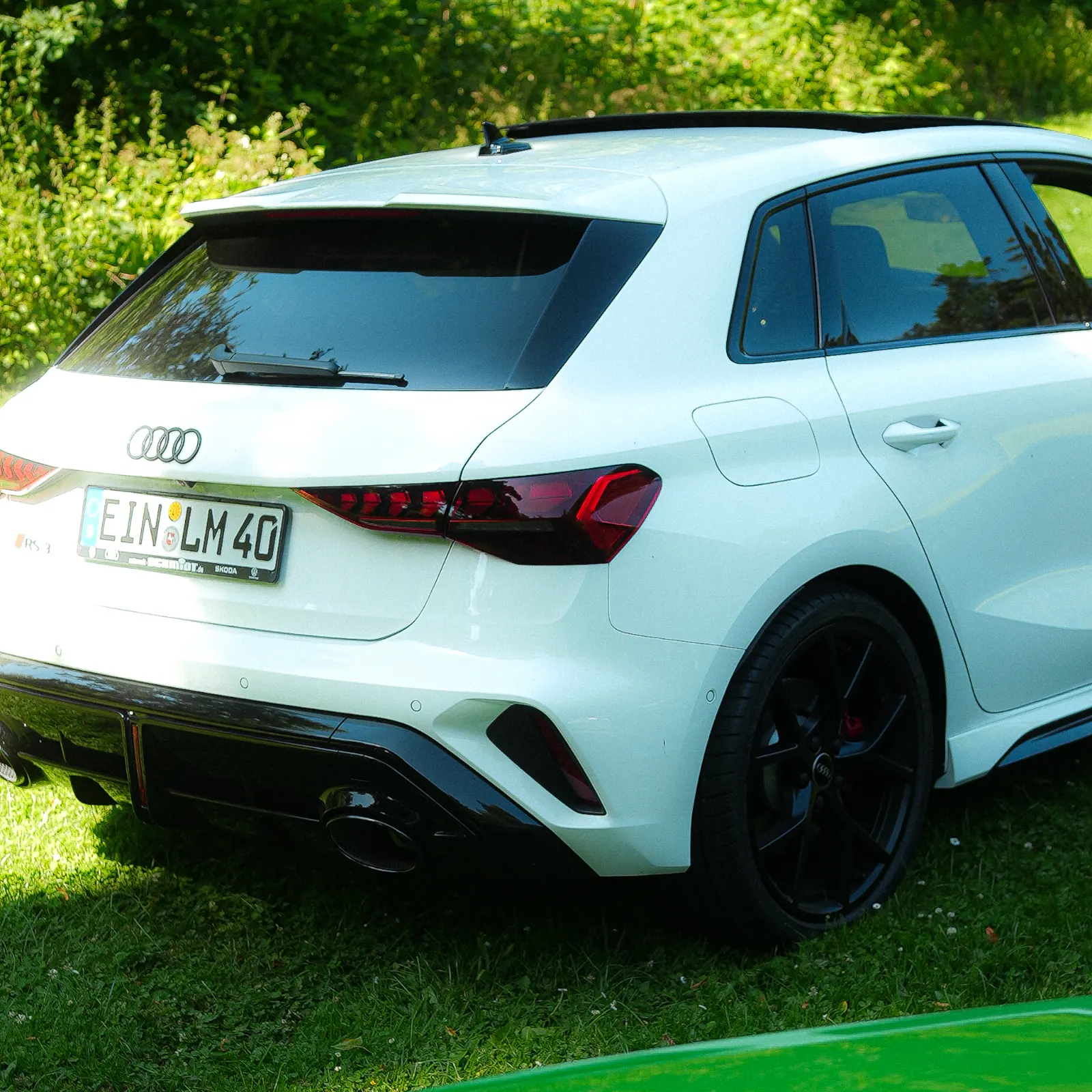 Weißer RS3 Sportback von hinten