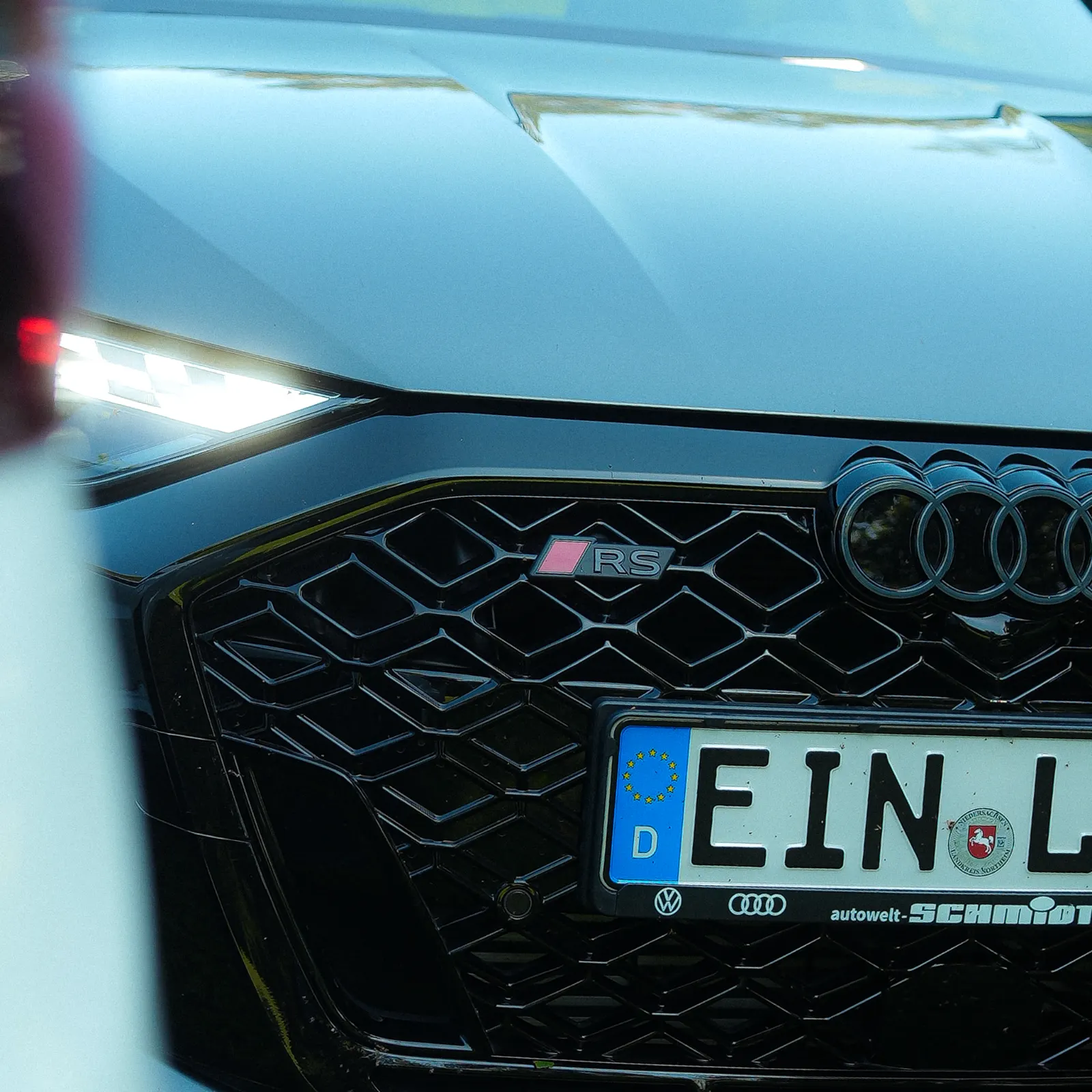 RS-Kühlergrill eines weißen Audi RS3