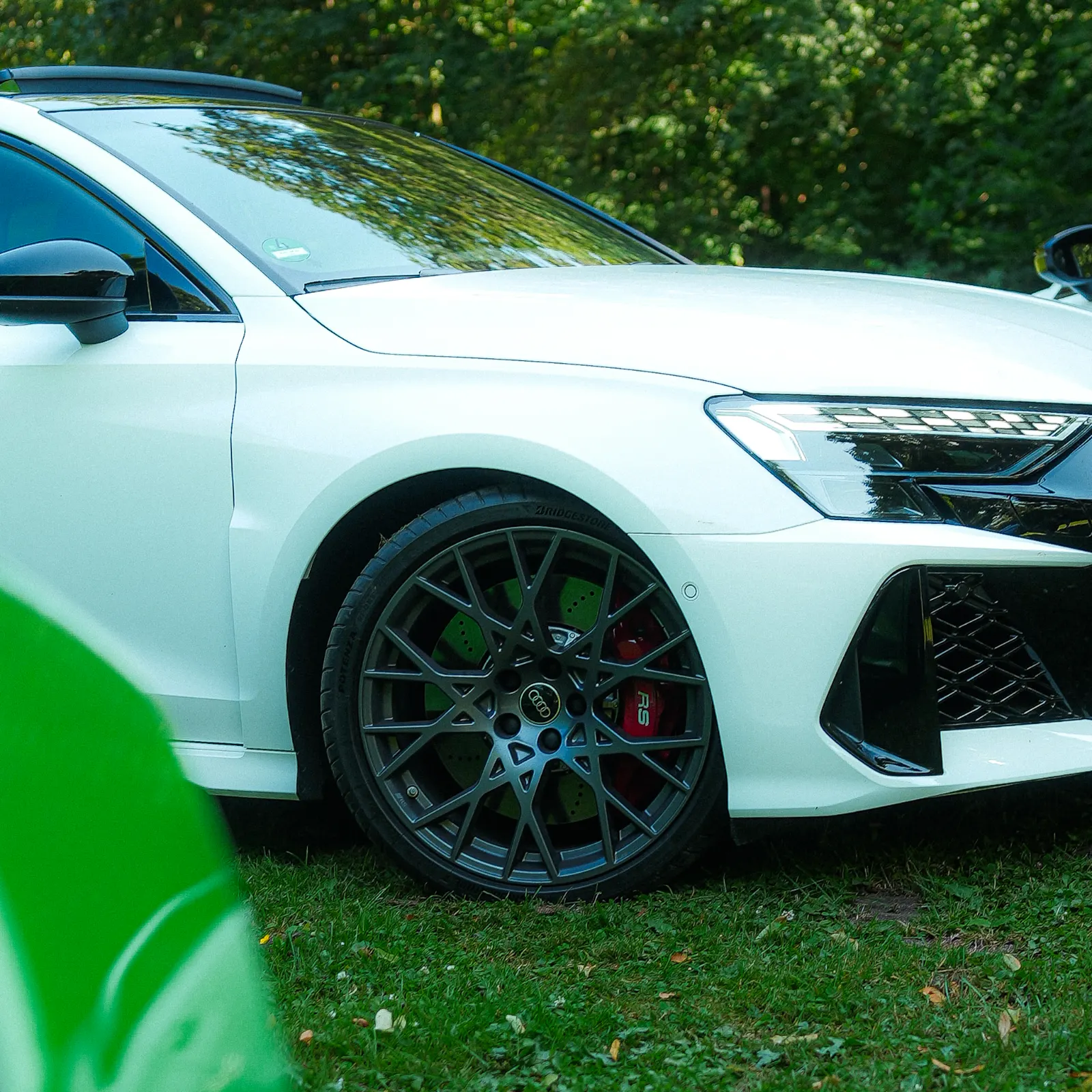 Rad und Frontpartie eines weißen Audi RS3