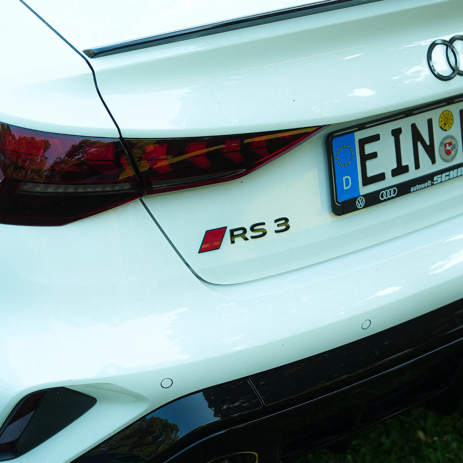 RS3-Schriftzug am weißen Heck