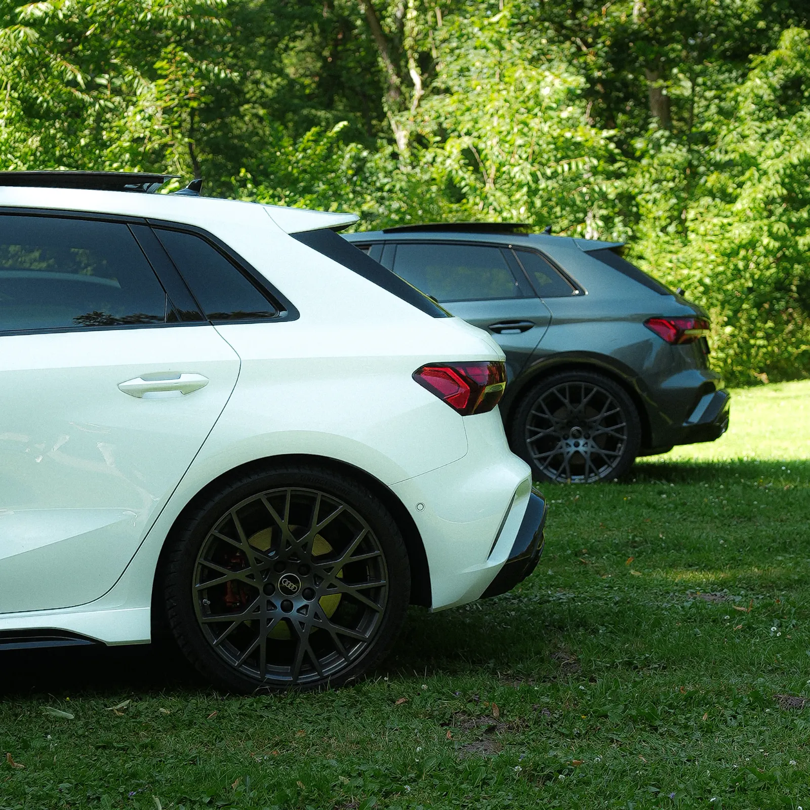 Weißer und dunkelgrauer RS3 Sportback von der Seite