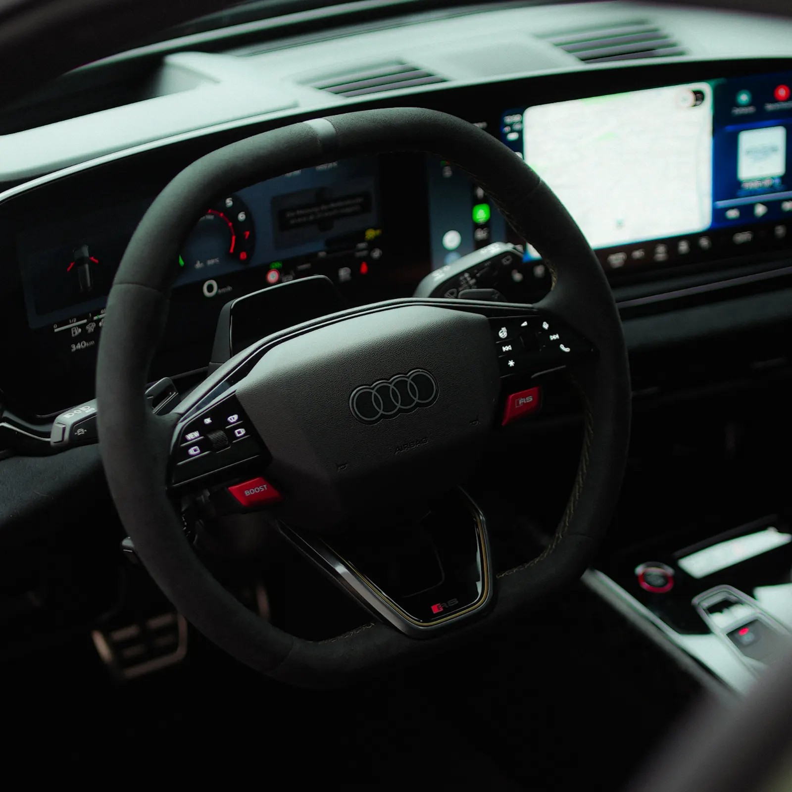 Lenkrad und digitales Cockpit des RS5